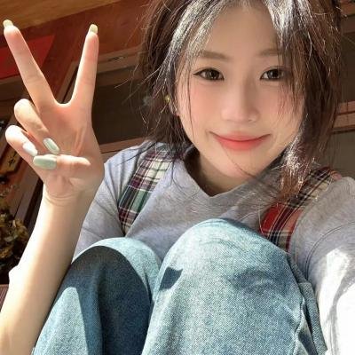 与一位女士合影